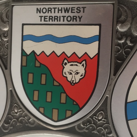 Vintage Collector's Plate Of Canada With Flags of The Canadian Provinces - Picture 17 of 17